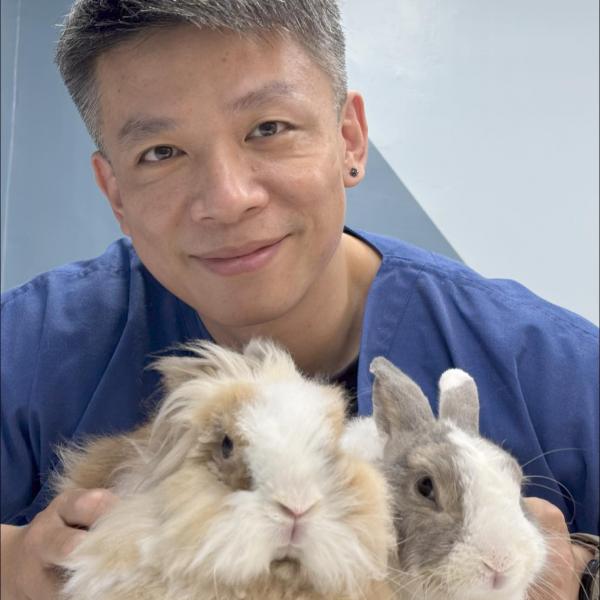 <h6>朱哲助</h6>獸醫師 客座醫師